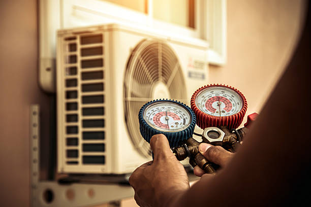 Professional Hvac technician working in Grand Prairie, TX